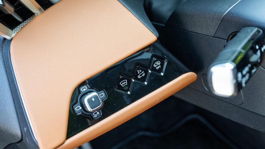 DS N°8 sähköauto ranskalainen iso sitikka