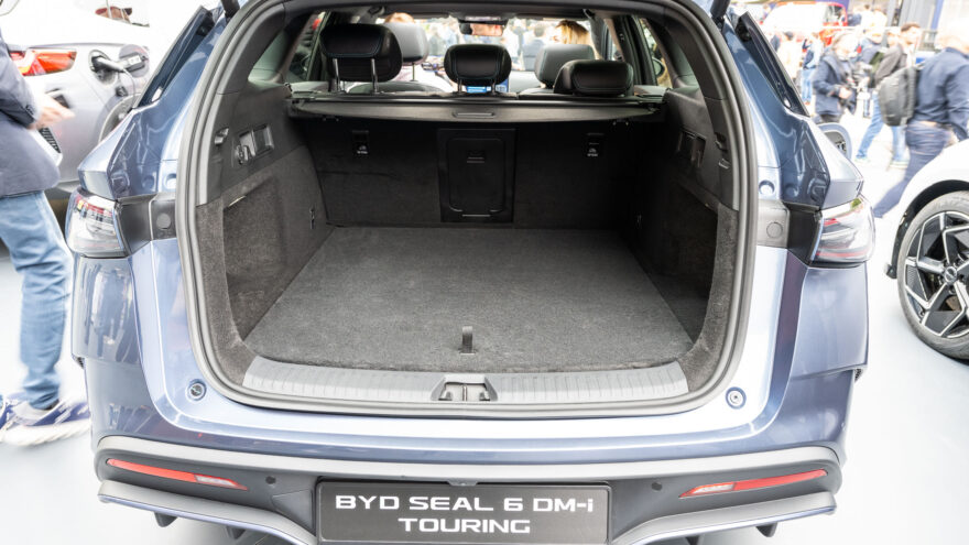 BYD Seal 06 DM-i Touring lataushybridifarmari farkku