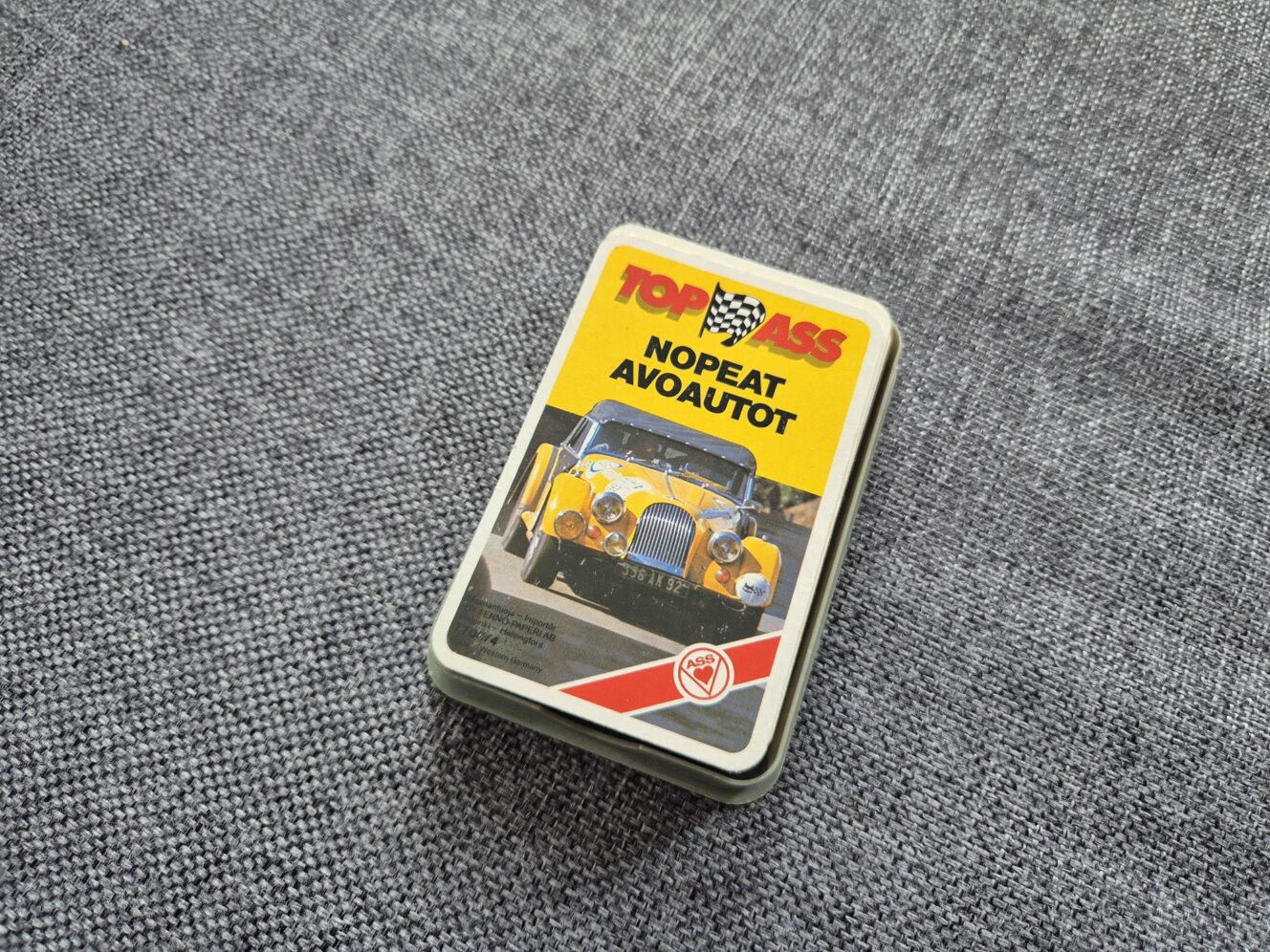 Autopelikorttipakkoja oli monesta eri aihepiiristä. Nämä ovat nopeita avoautoja.