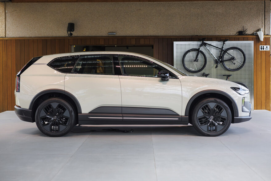 Volvo EX60 Cross Country