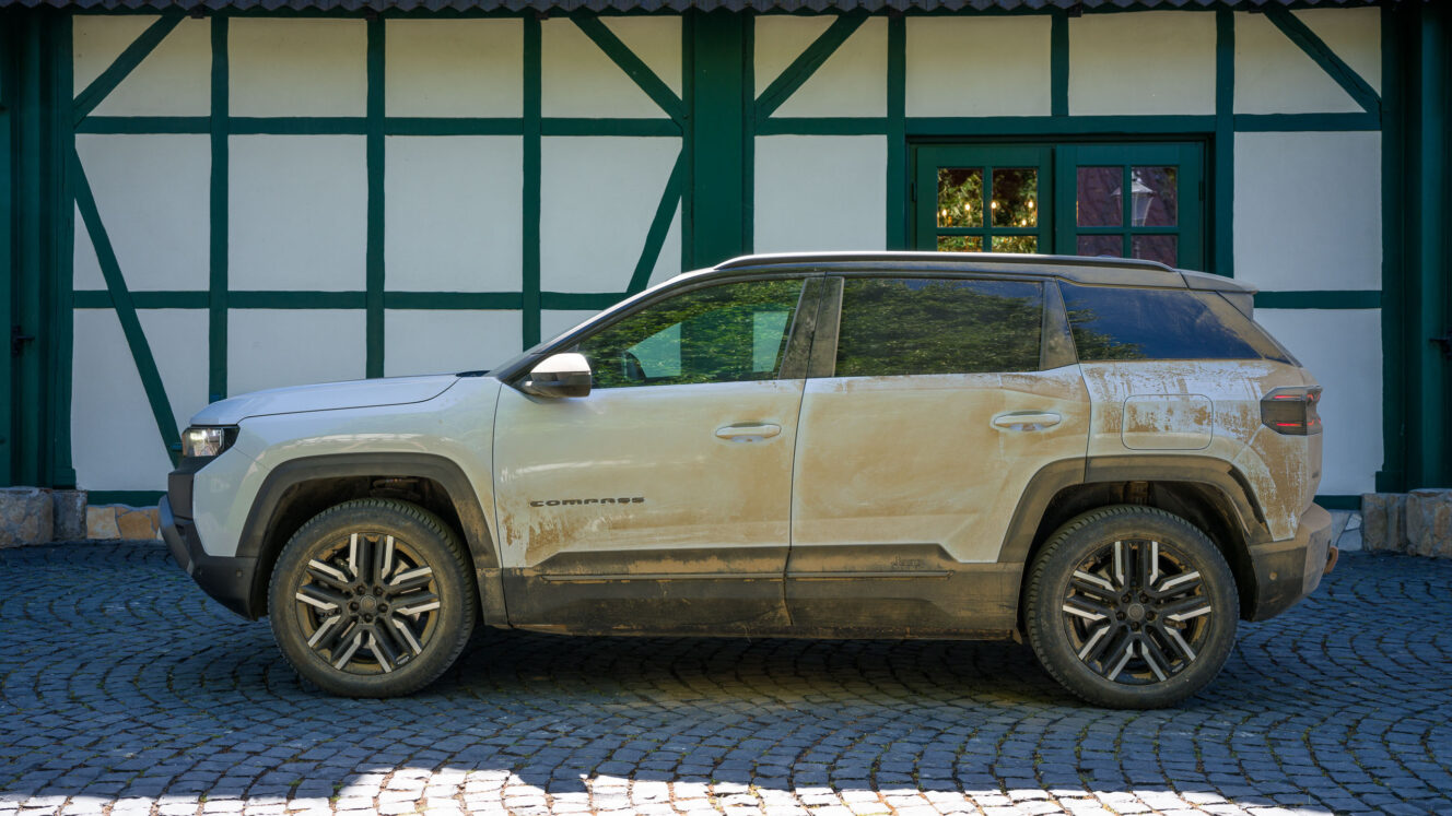 Jeep Compass 4xe sähköauto neliveto 