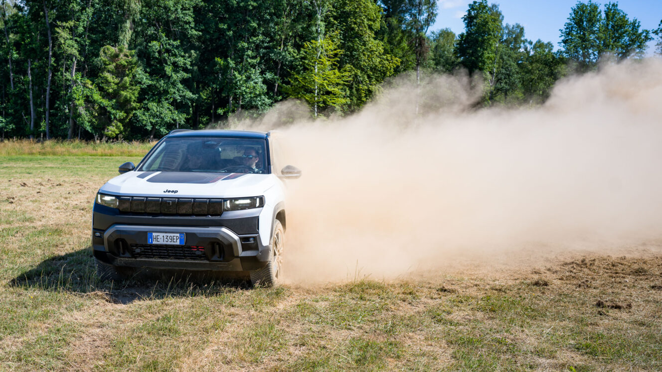 Jeep Compass 4xe sähköauto neliveto 
