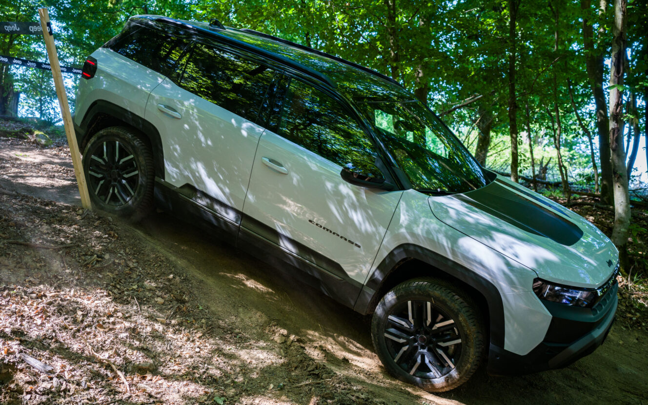 Jeep Compass 4xe sähköauto neliveto 