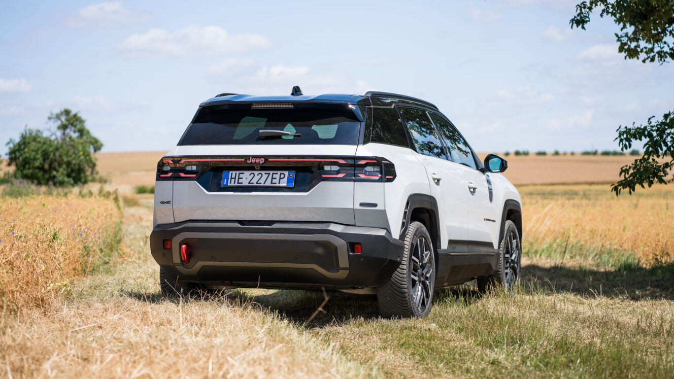 Jeep Compass 4xe sähköauto neliveto 