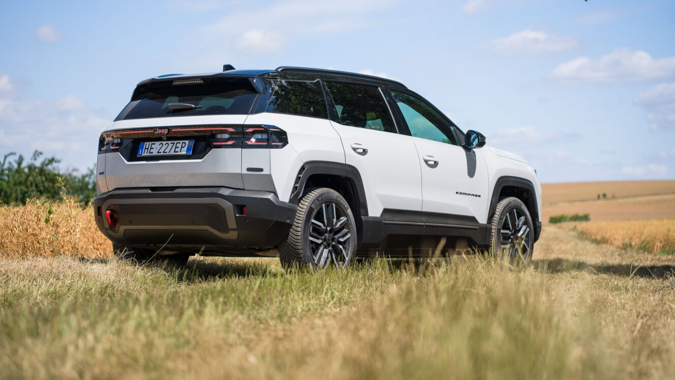 Jeep Compass 4xe sähköauto neliveto 