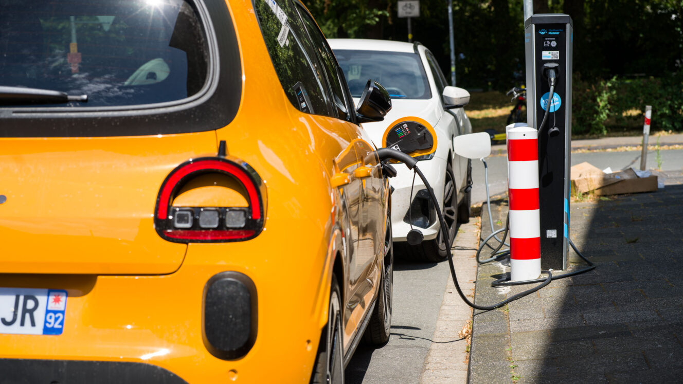 Mercedes-Benz CLA käyttötesti MB.Charge latauspalvelu kortti Twingo